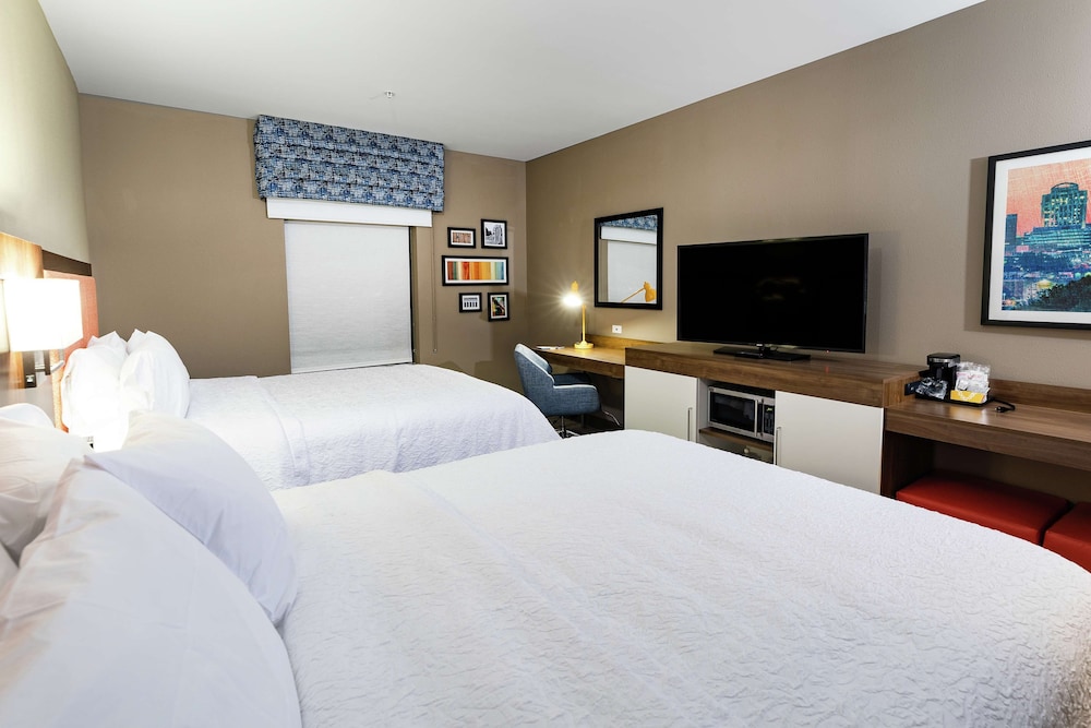 Room, 2 Queen Beds, Refrigerator & Microwave - Photo 2