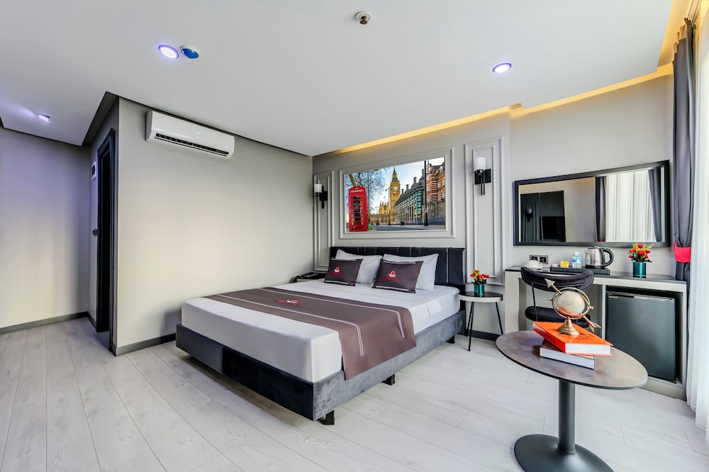 Deluxe Double or Twin Room - Photo 12