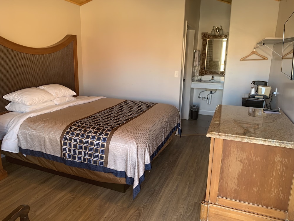 Deluxe Cabin, 1 King Bed, Accessible photo 2