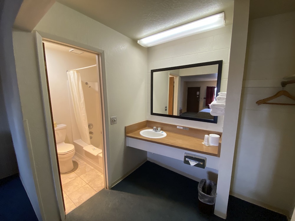 Standard Room, 2 Queen Beds photo 2
