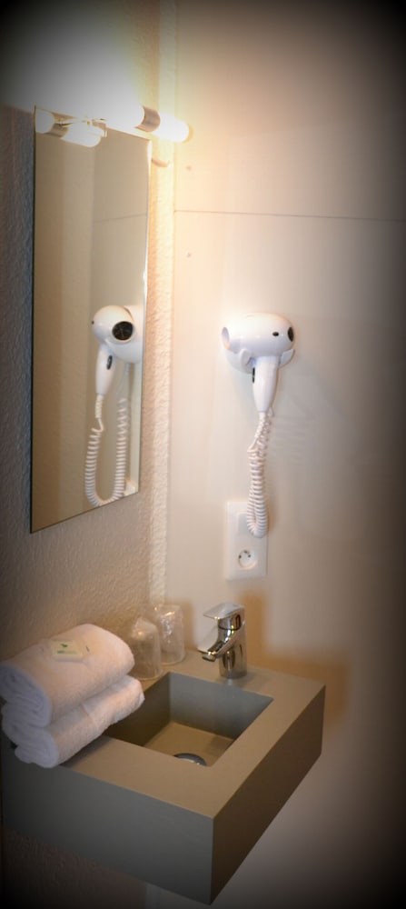 Standard Room, 1 Bedroom, Private Bathroom - Photo 7