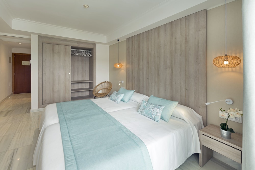 Deluxe Room, Balcony (1 adult + 1 child)
