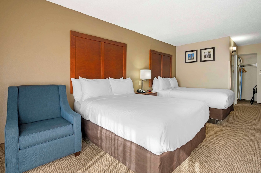 Suite, 2 Double Beds, Non Smoking (Upgrade) photo 3