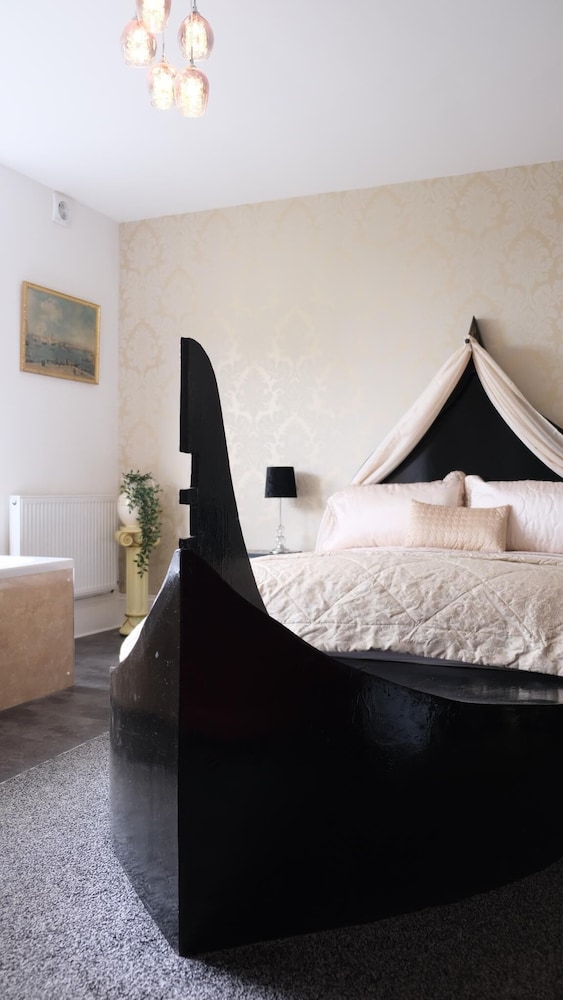Deluxe Double Room, Ensuite, Garden View (Venice Suite) photo 2