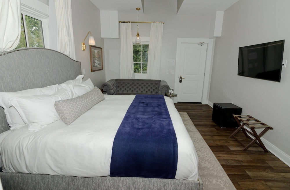 Standard Room, 1 King Bed, Non Smoking - Photo 4