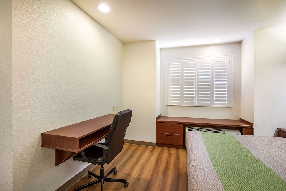 Standard Room, 1 Queen Bed With Sofa Bed, Non Smoking, Refrigerator & Microwave - Photo 3