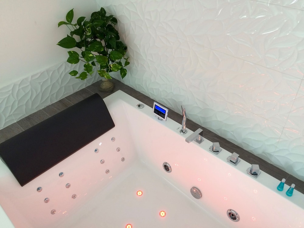 Garden Room with jacuzzi thumbnail 6
