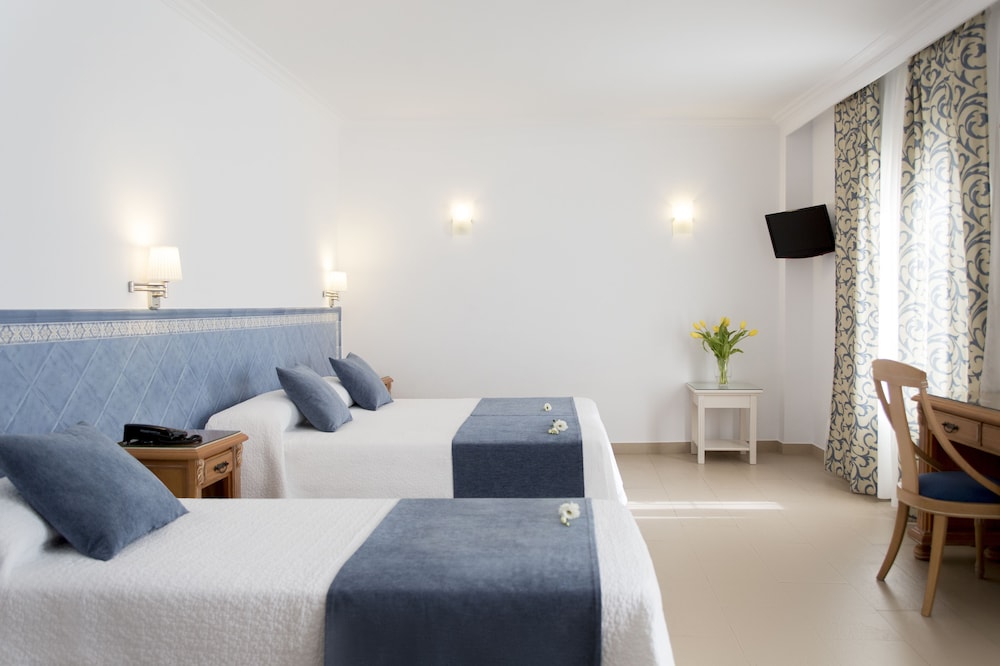 Triple Room, Balcony, City View - Photo 1
