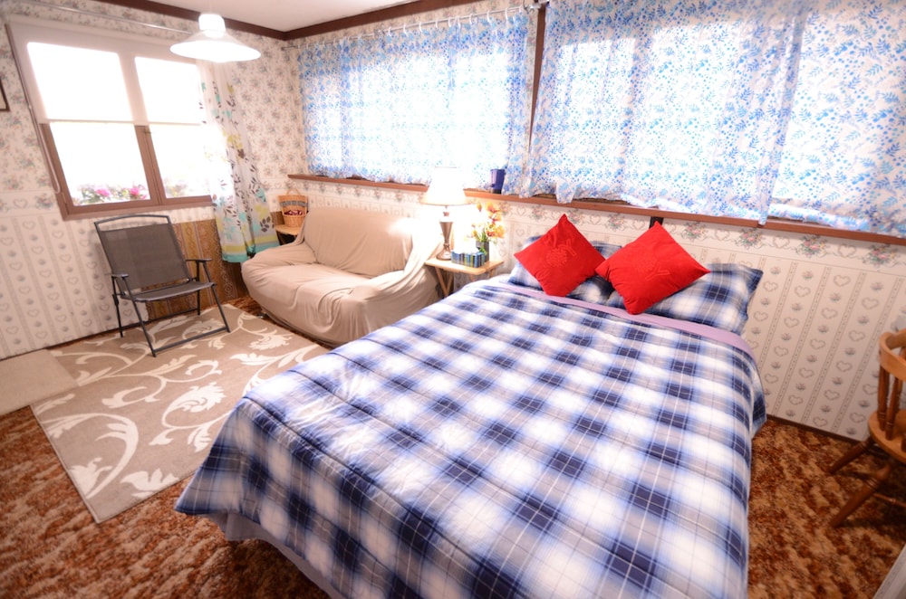 Basic Room, 1 Queen Bed photo 2