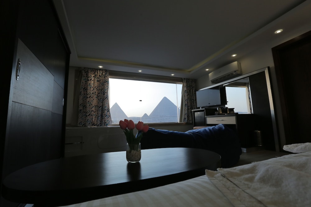 Executive Suite, Jetted Tub (Pyramids View) - Photo 4