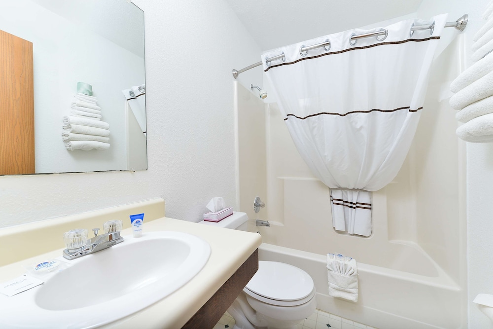 Room, 2 Queen Beds, Non Smoking (Pet Friendly) - Photo 3