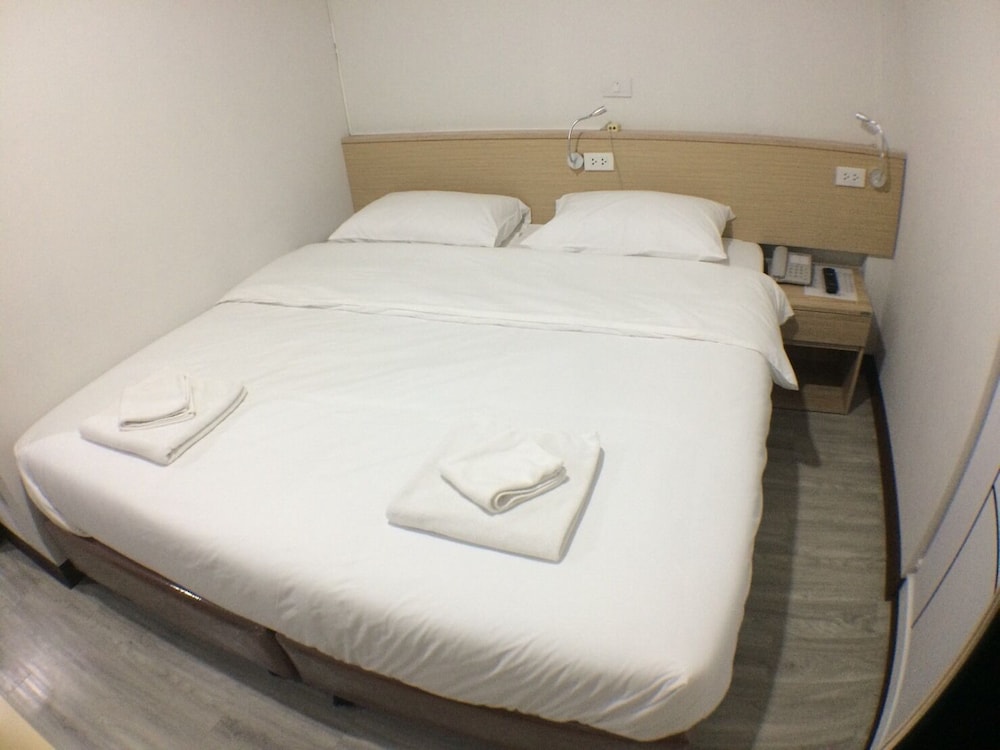 Economy Twin Room, 1 King Bed, No Windows photo 3