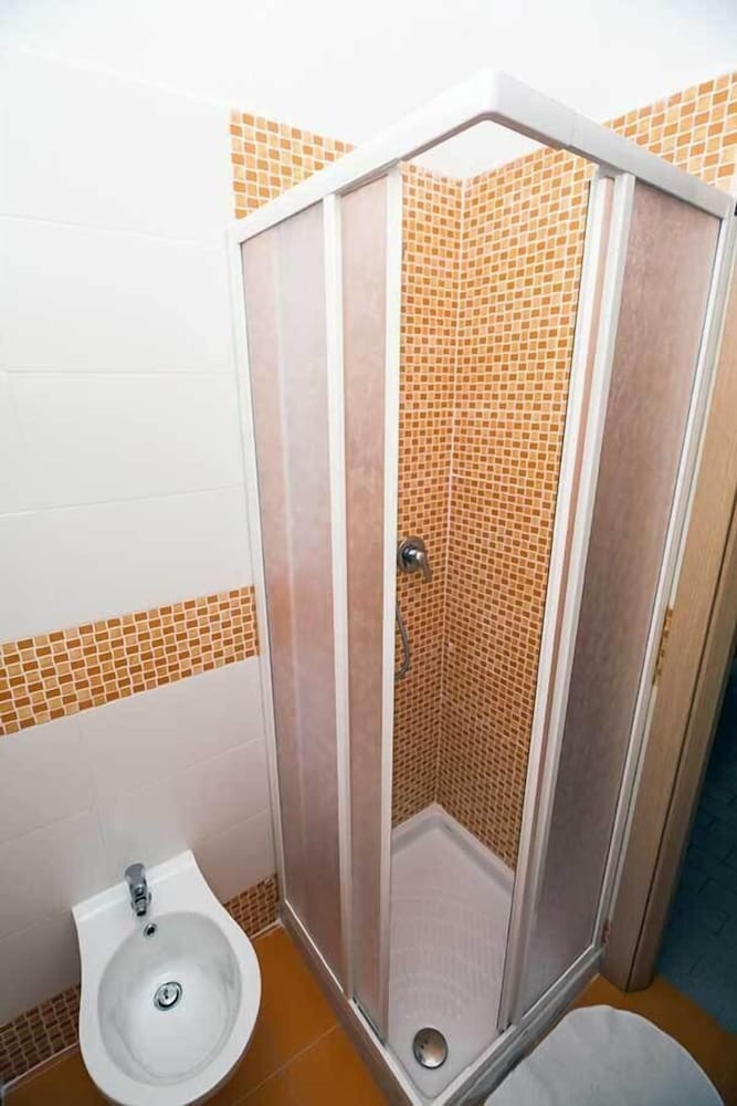 Double or Twin Room - Photo 3