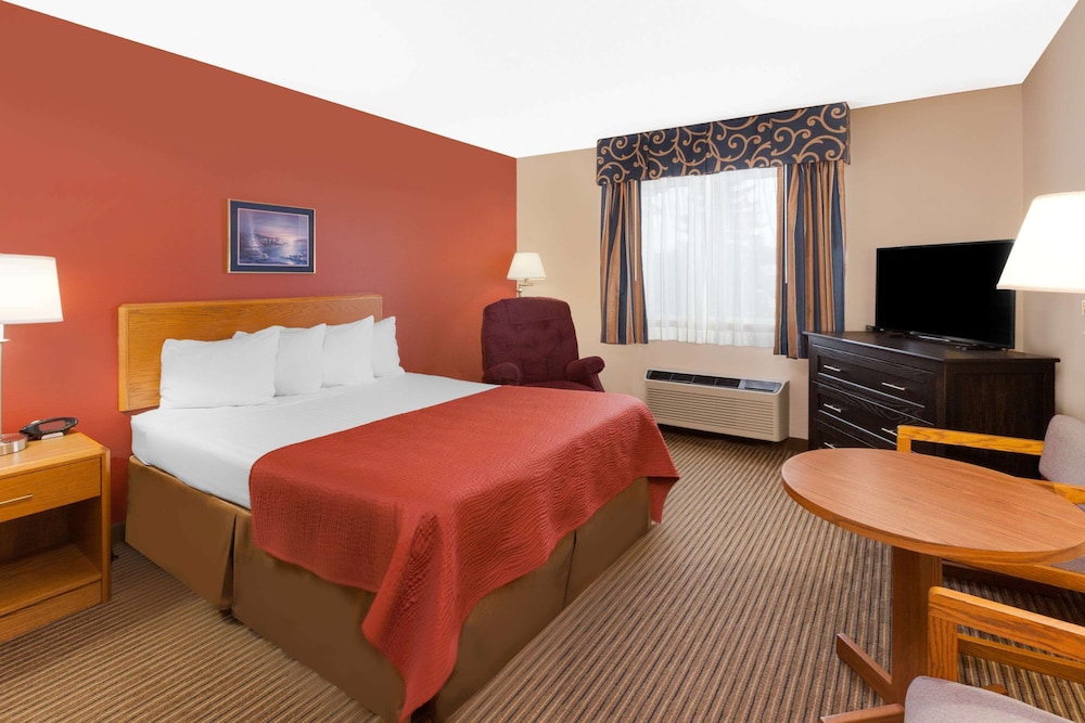 Room, 1 King Bed, Non Smoking, Courtyard View - Photo 1