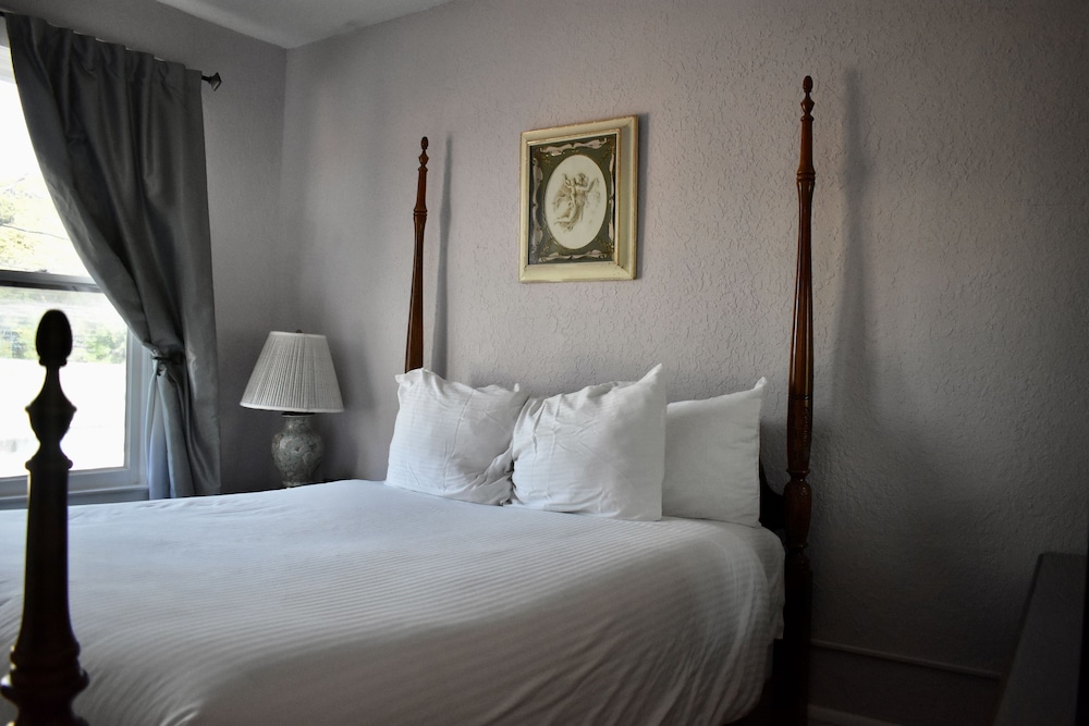 Room 205, Queen Bed, Non Smoking
