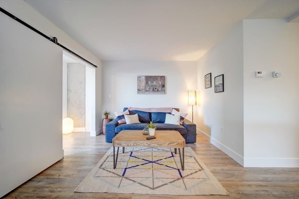 Stylish Modern Condo w Parking Location Coffee, Foto 31