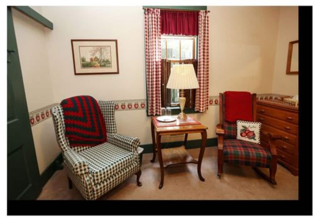 Room, Private Bathroom (Apple Orchard Queen Room) photo 3