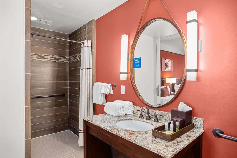 Room, 1 King Bed, Accessible (Mobility & Hearing, Roll-in Shower) - Photo 7