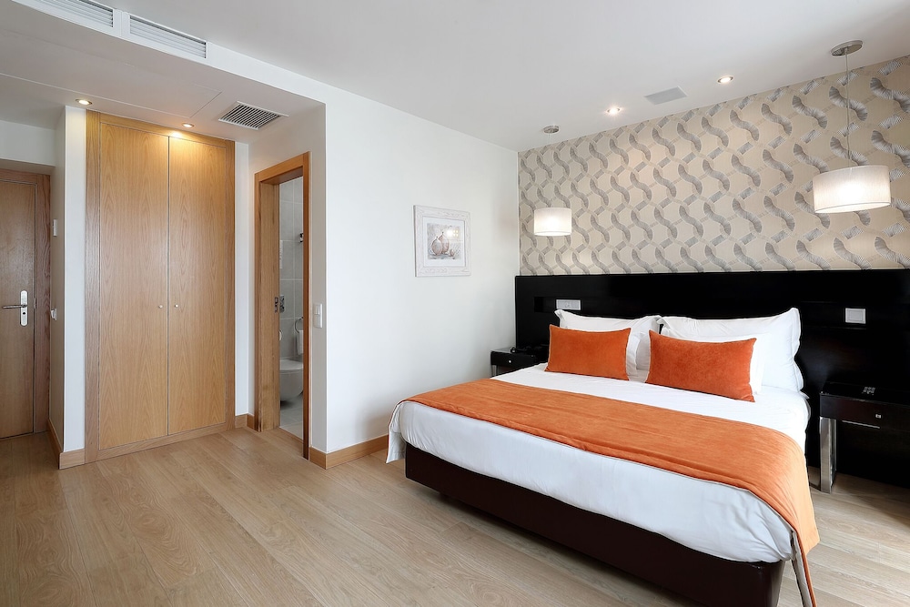 Double Room, Street View (either basement or ground floor) photo 2