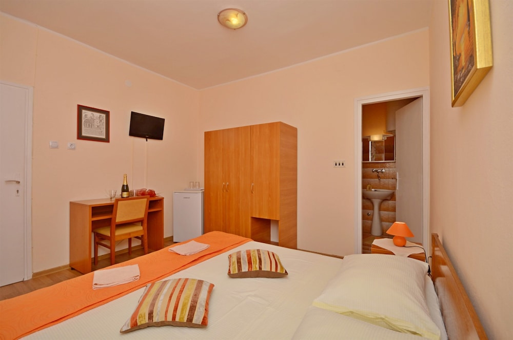 Room (S1)