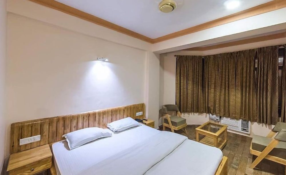 Deluxe Room, 1 Queen Bed, Refrigerator, Garden View photo 3