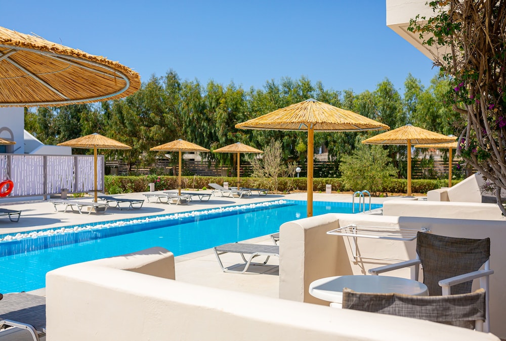 Superior Double or Twin Room (Sharing Pool) photo 2
