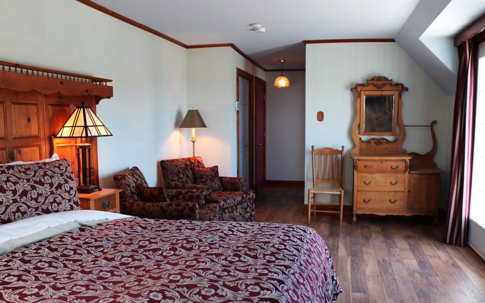 Val Carroll Suite #7 photo 2
