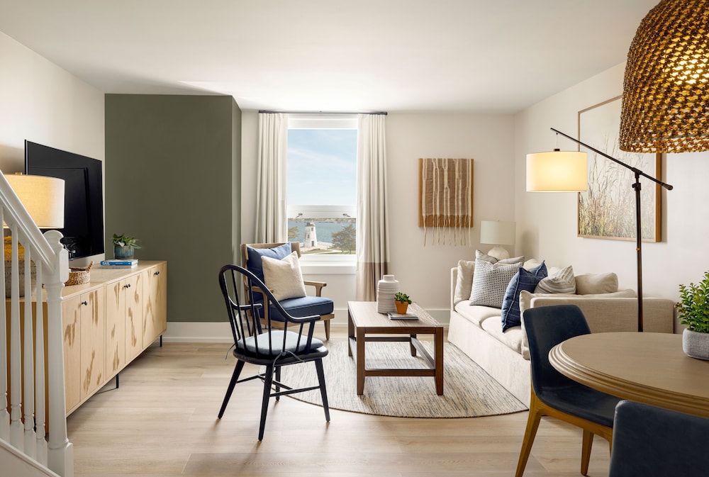 Bi Level Suite - Photo 3