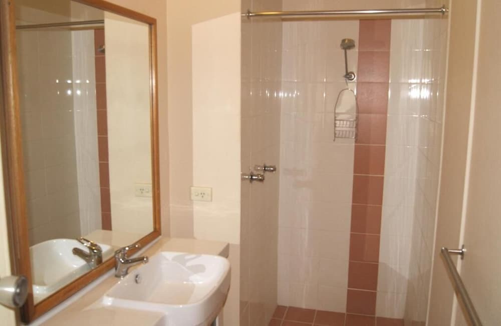 Standard Quadruple Room - Photo 6