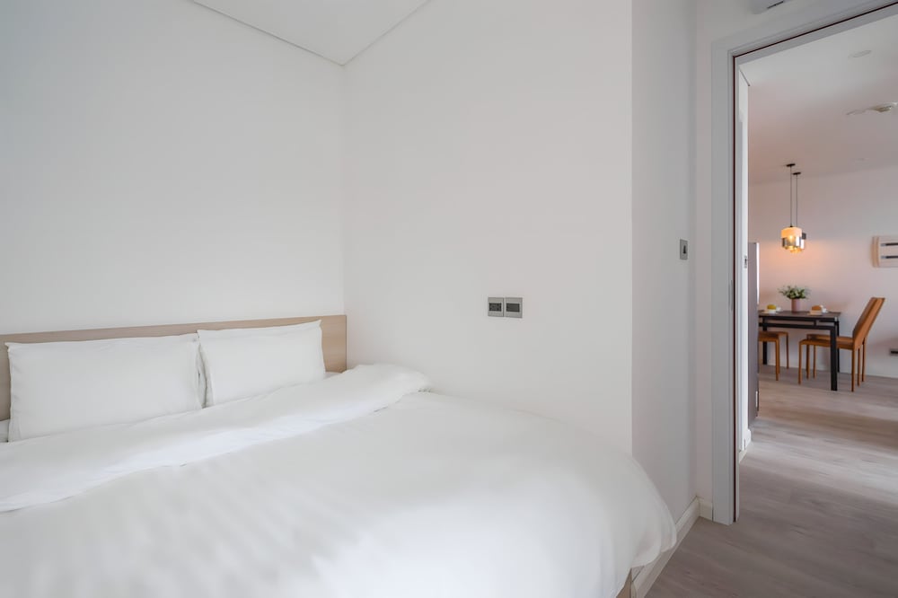Senior Apartment, 1 King Bed, Balcony, City View