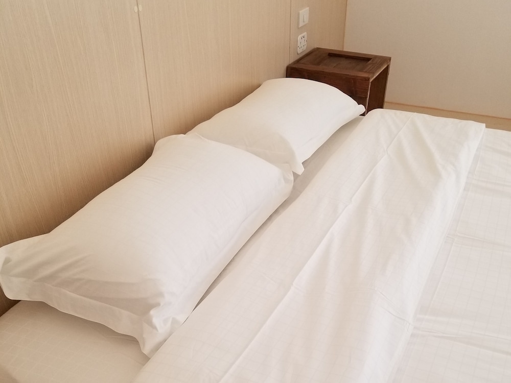 Private King Size Bed Shared Bathroom photo 2