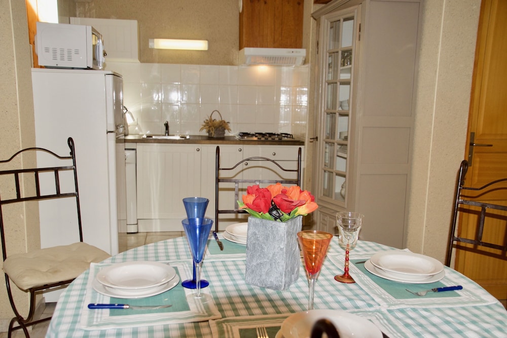 Classic Cottage, 2 Bedrooms, Courtyard View, Garden Area (Les Laurieres ) photo 3
