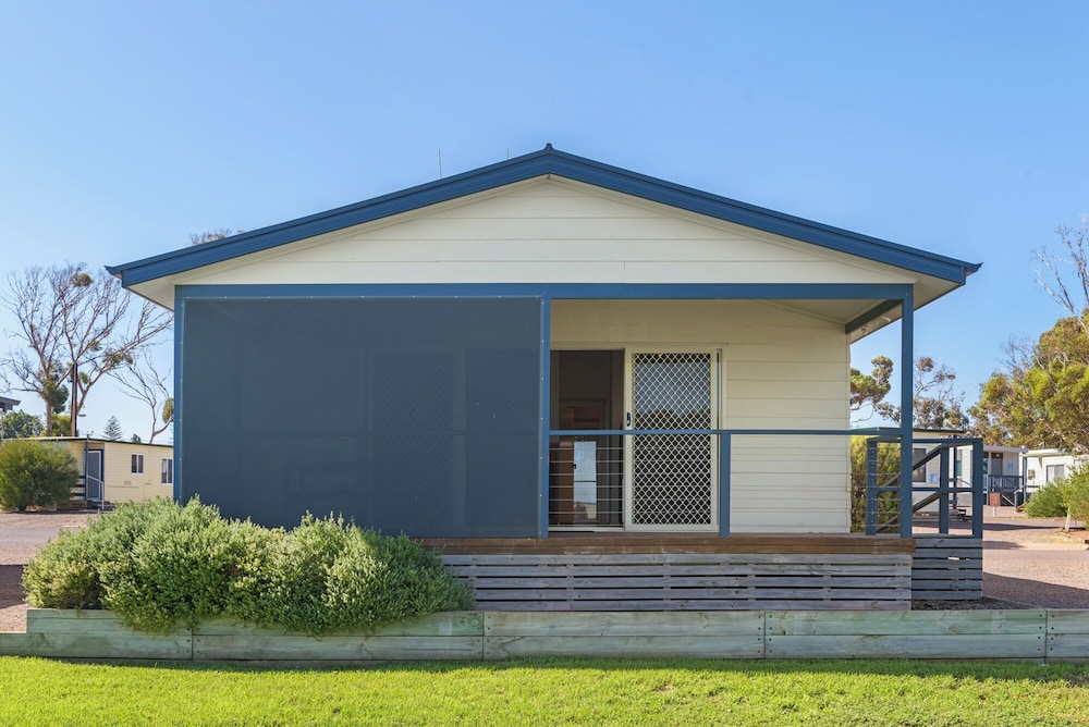 Deluxe 2 Bedroom Cabin - Sleeps 4 photo 2