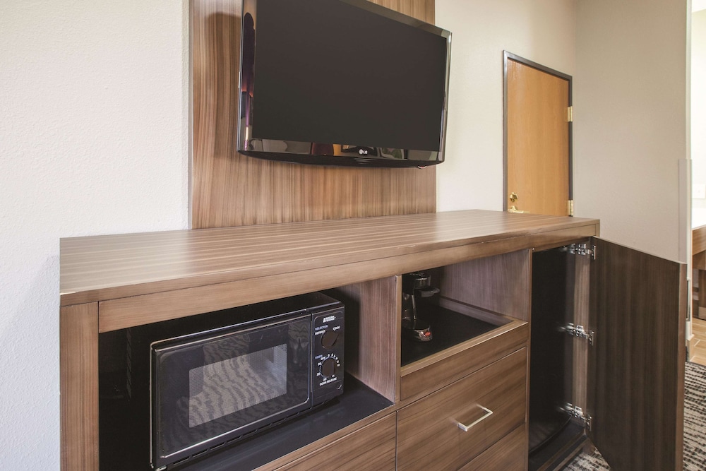 Executive Suite, 1 Bedroom, Non Smoking (Deluxe) - Photo 2