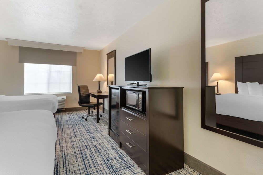 Standard Room, 2 Queen Beds, Non Smoking, Refrigerator & Microwave - Photo 2