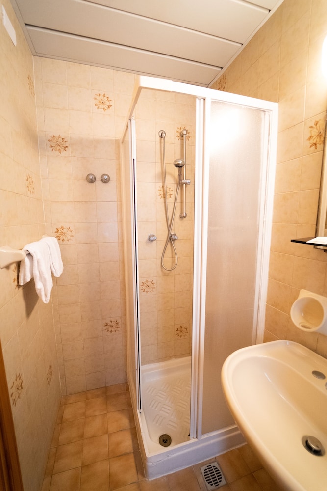 Double or Twin Room - Photo 7