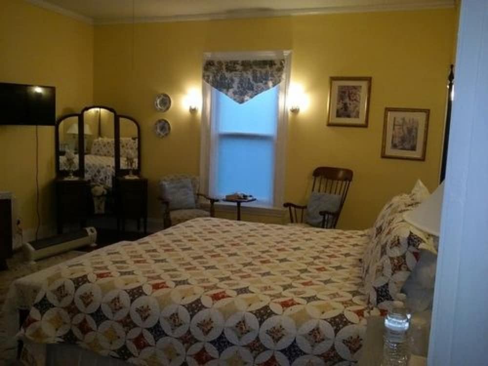 Room, Private Bathroom (Grandma Dixon) photo 1