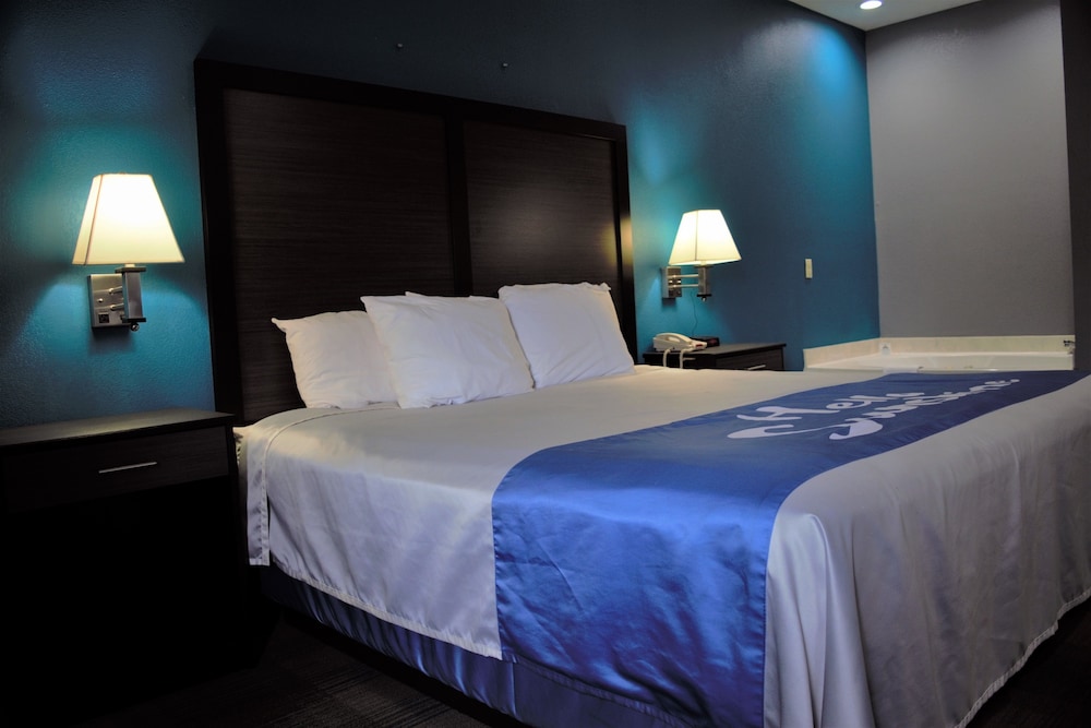 Suite, 1 King Bed, Hot Tub - Photo 3