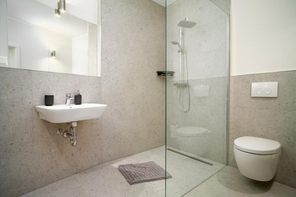 Deluxe Double Room, 1 Queen Bed, Non Smoking, City View photo 2