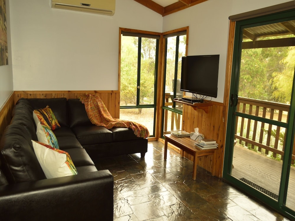 Forest - Pet Friendly 2 Bedroom Cottage photo 2