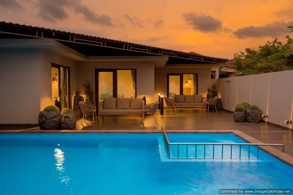Premium Room with Pool Access photo 1