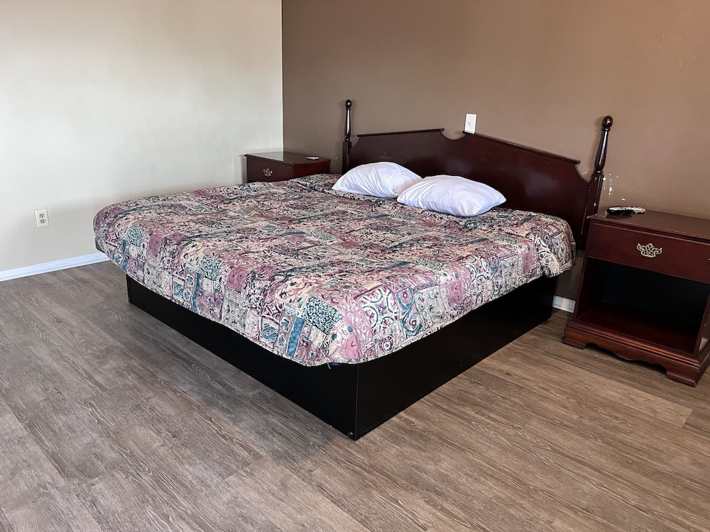 Standard Room, 1 King Bed photo 3