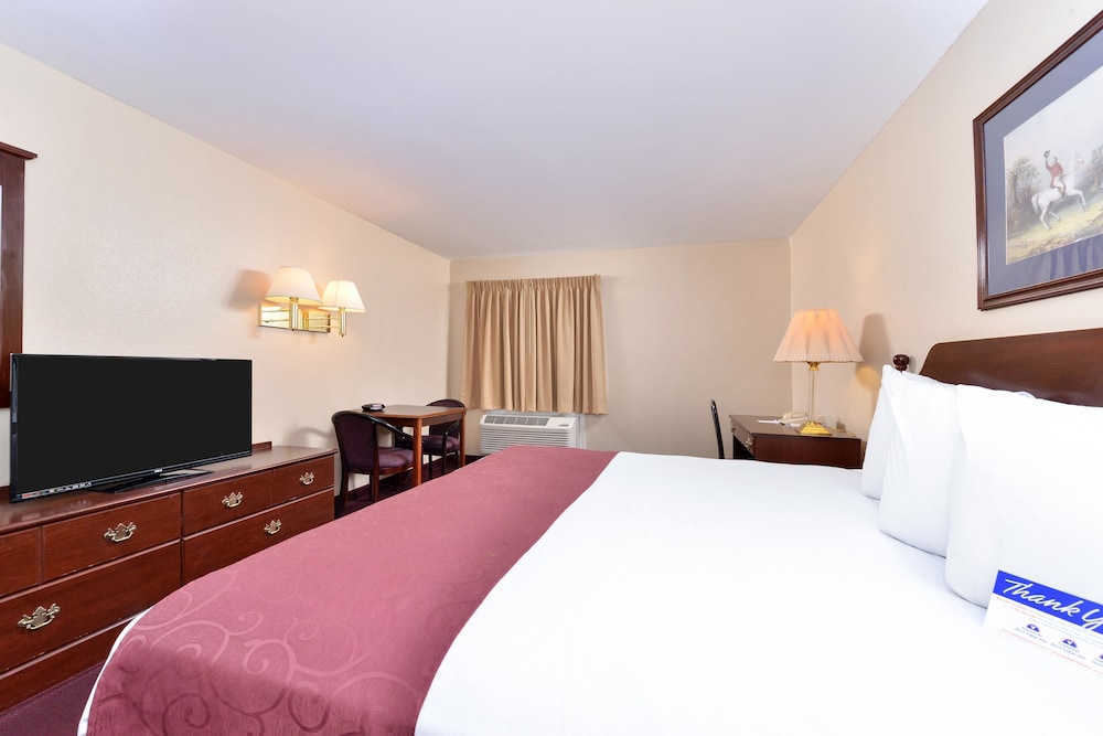 Suite, 1 King Bed, Non Smoking, Kitchenette photo 3