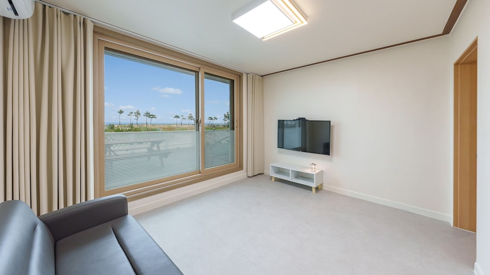 Basic Room, 1 Bedroom (102 (Ocean View / DOGS ONLY))