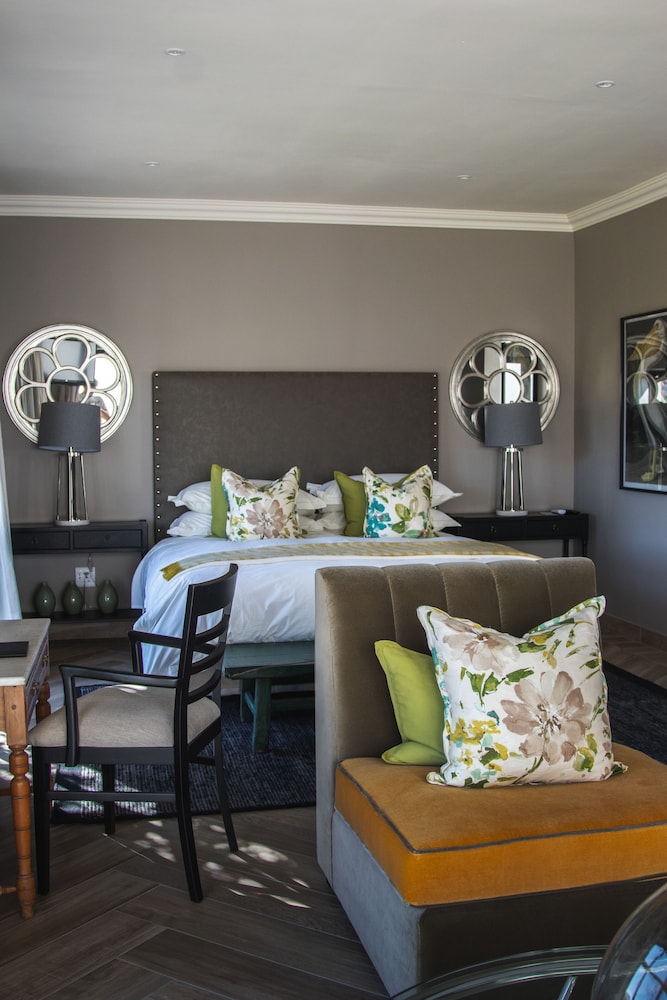 Superior Studio Suite, 1 King Bed, Non Smoking, Mountain View photo 3