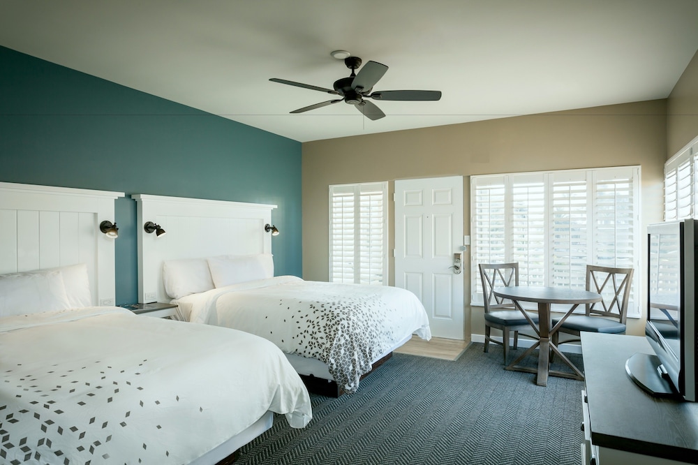 Room, 2 Queen Beds, Partial Ocean View photo 2