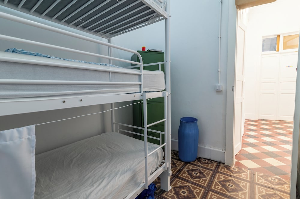 One Single Bed in a 6 beds room photo 3