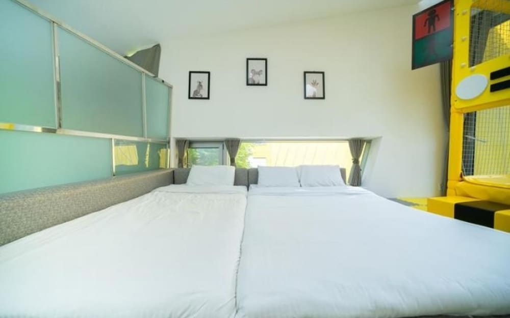 Room (Alice (New Kids Playground / Individu)
