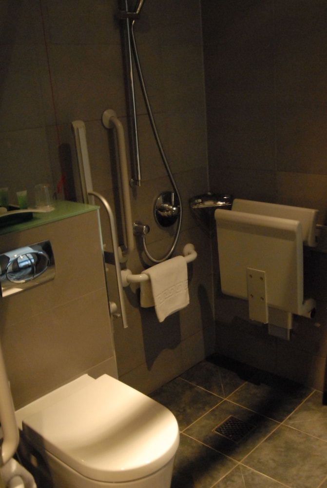 Standard Room, 1 Double Bed, Accessible - Photo 3