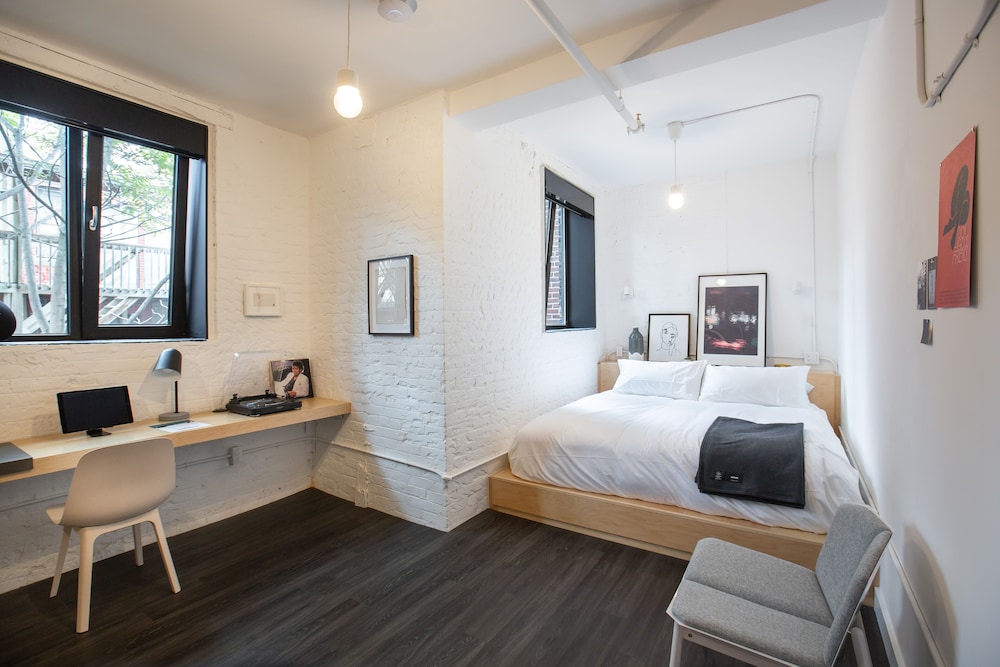 Signature Studio Suite, 1 King Bed - Photo 7